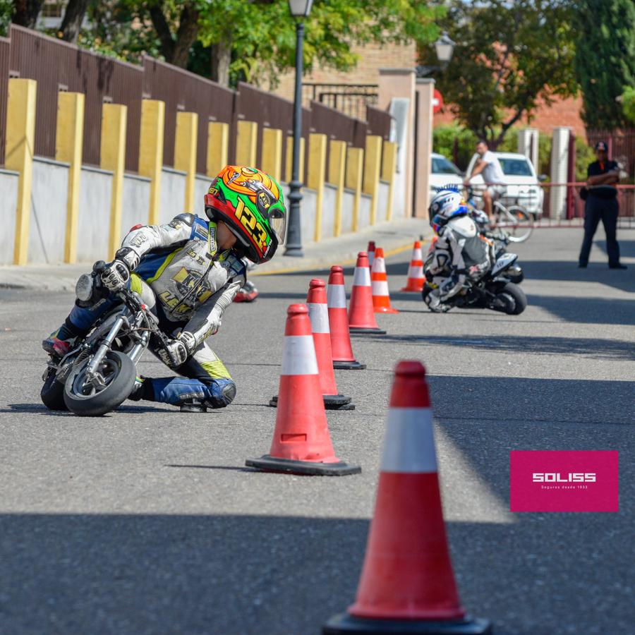 Exhibición del moto club Dara con los más pequeños de Pantoja