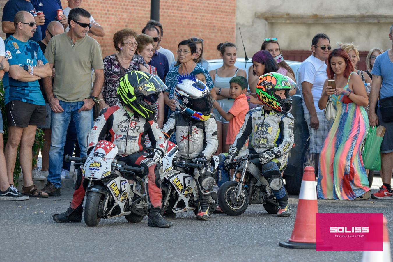 Exhibición del moto club Dara con los más pequeños de Pantoja