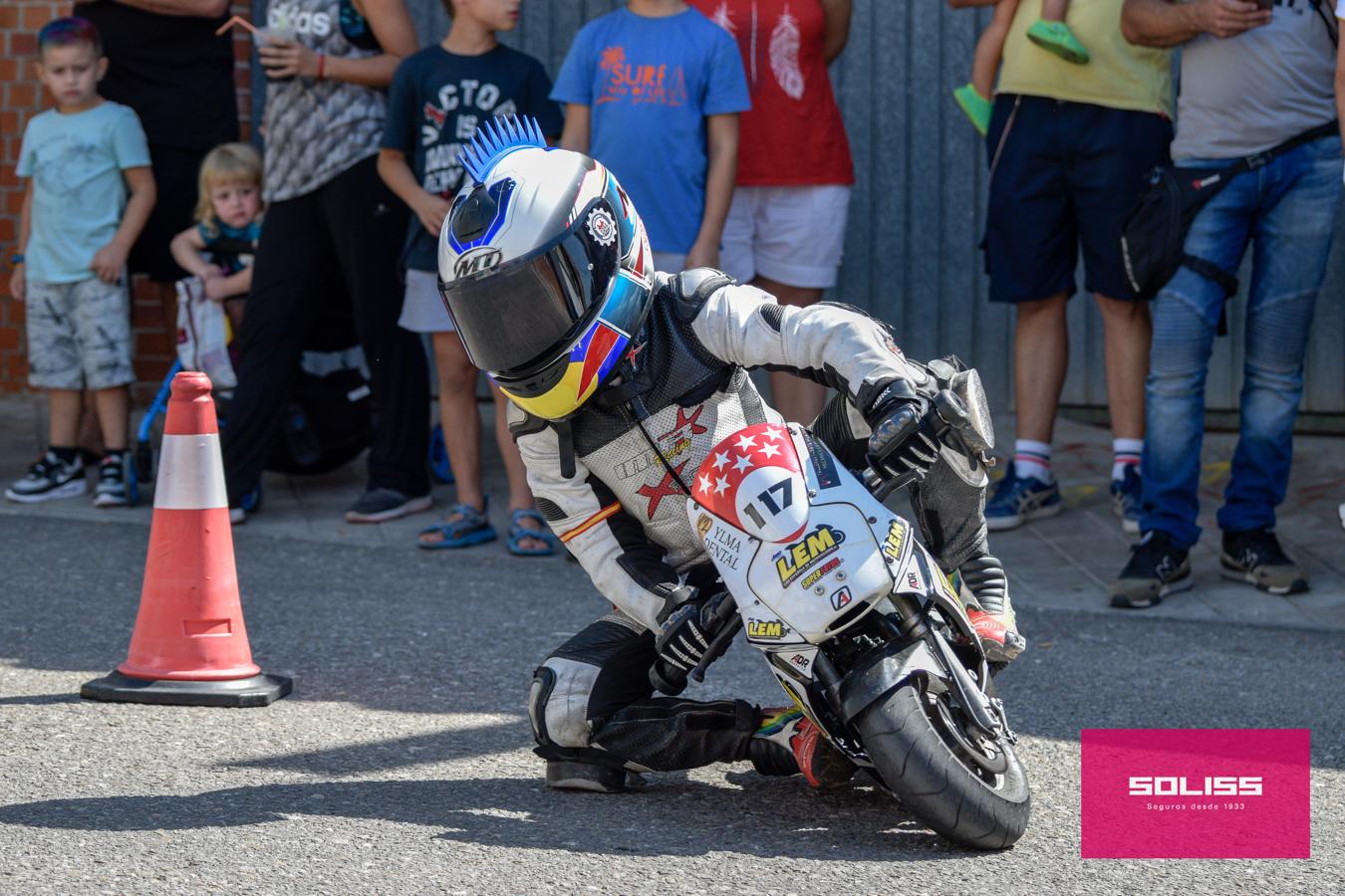 Exhibición del moto club Dara con los más pequeños de Pantoja