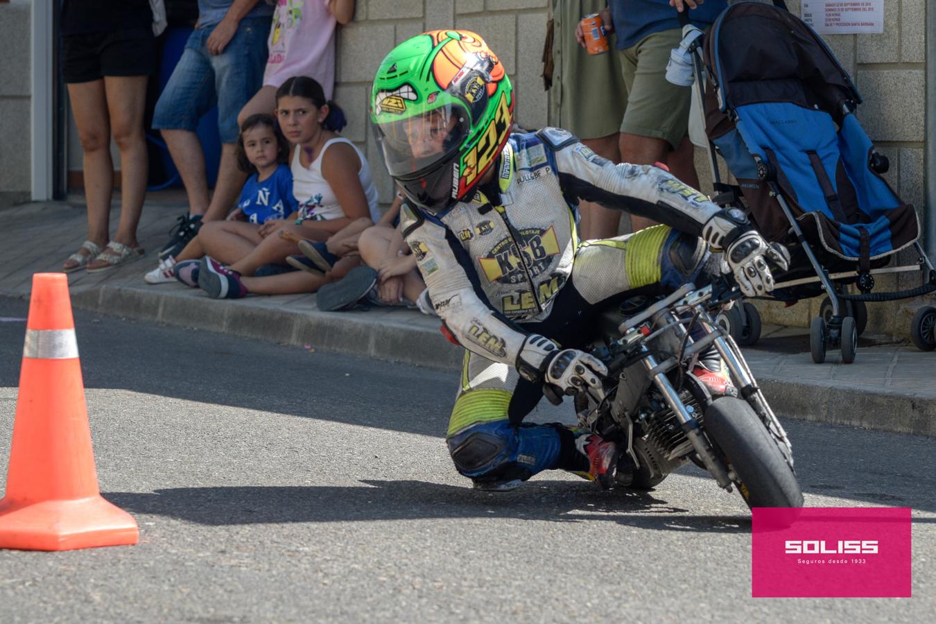 Exhibición del moto club Dara con los más pequeños de Pantoja