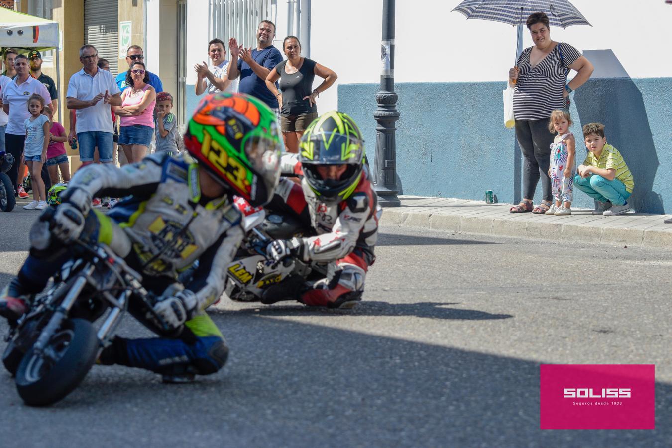 Exhibición del moto club Dara con los más pequeños de Pantoja