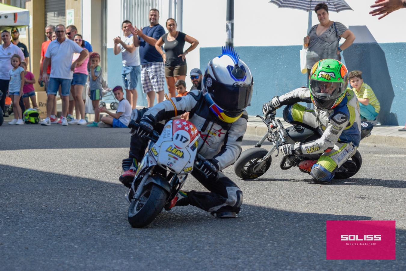 Exhibición del moto club Dara con los más pequeños de Pantoja