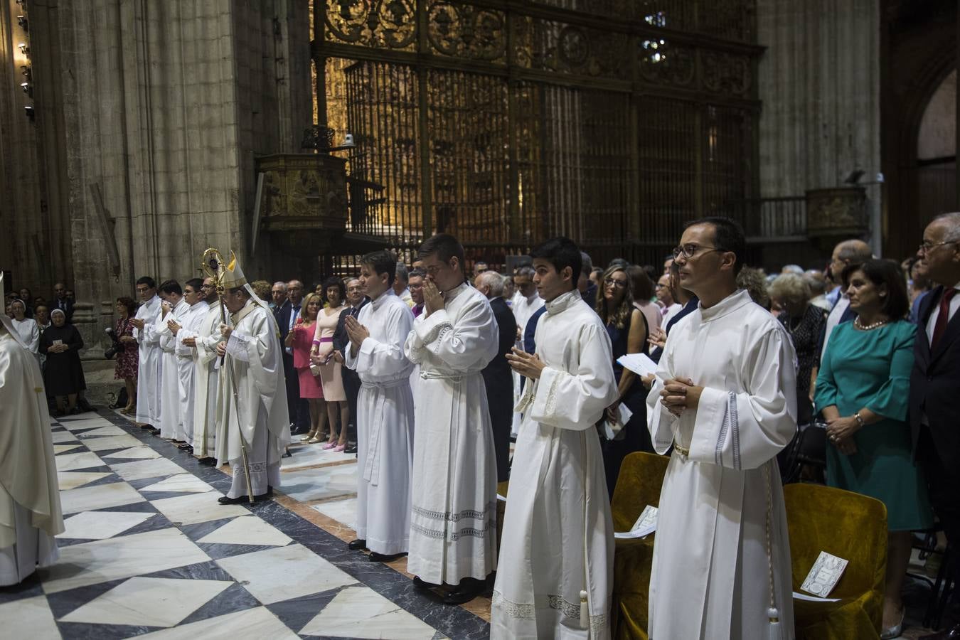 La ordenación de nuevos diáconos en la Catedral de Sevilla, en imágenes