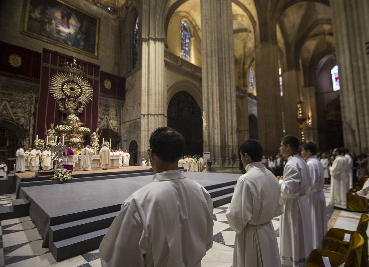 La ordenación de nuevos diáconos en la Catedral de Sevilla, en imágenes