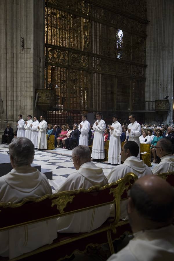 La ordenación de nuevos diáconos en la Catedral de Sevilla, en imágenes