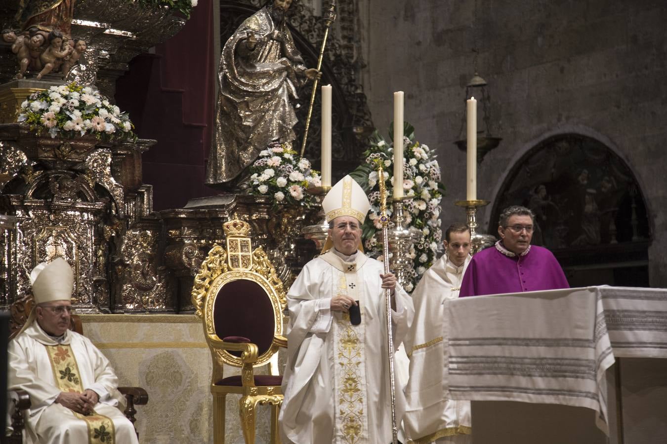 La ordenación de nuevos diáconos en la Catedral de Sevilla, en imágenes