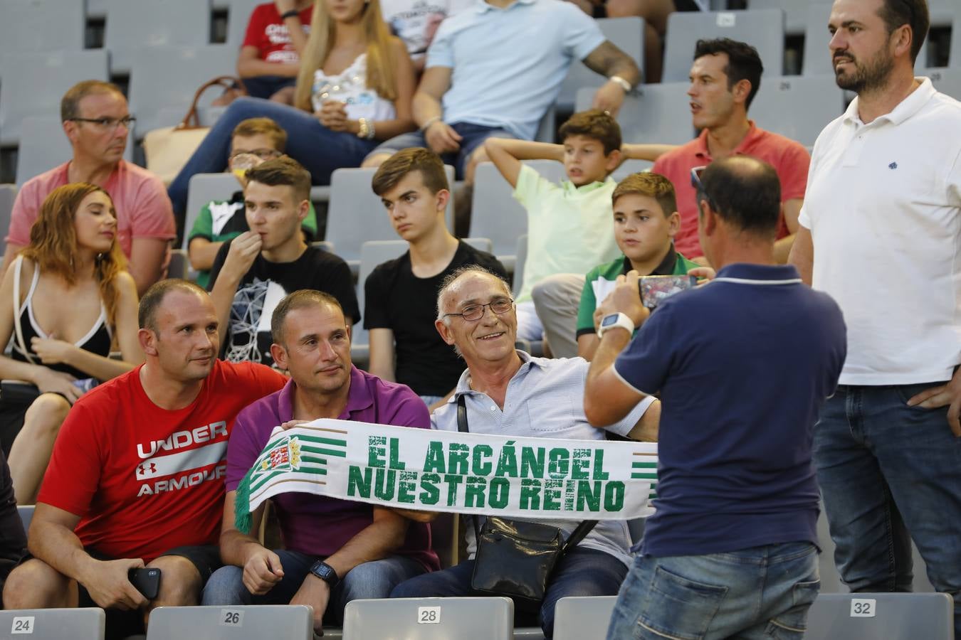 La grada del Córdoba-Tenerife, en imágenes