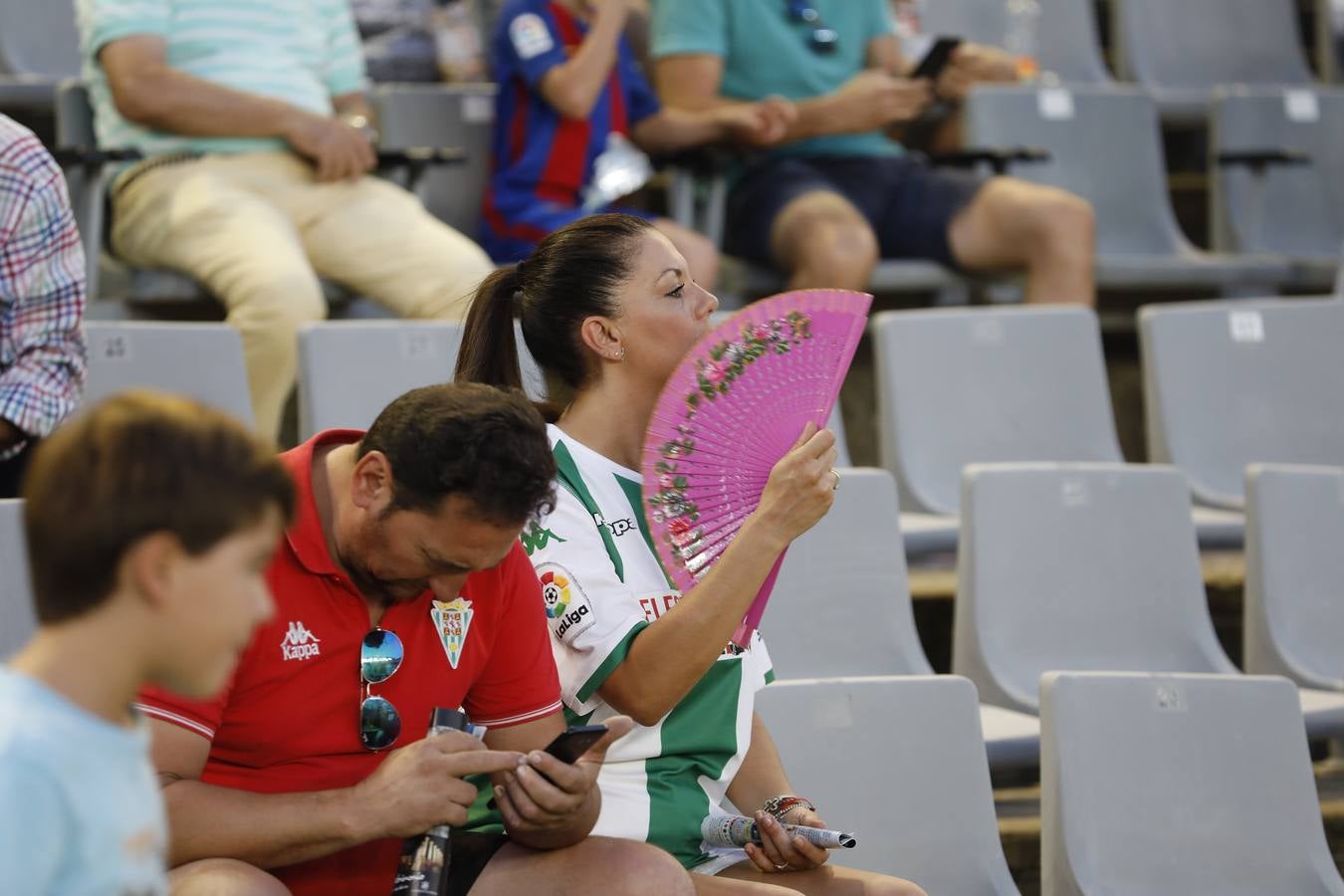 La grada del Córdoba-Tenerife, en imágenes