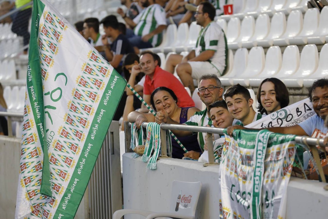 La grada del Córdoba-Tenerife, en imágenes
