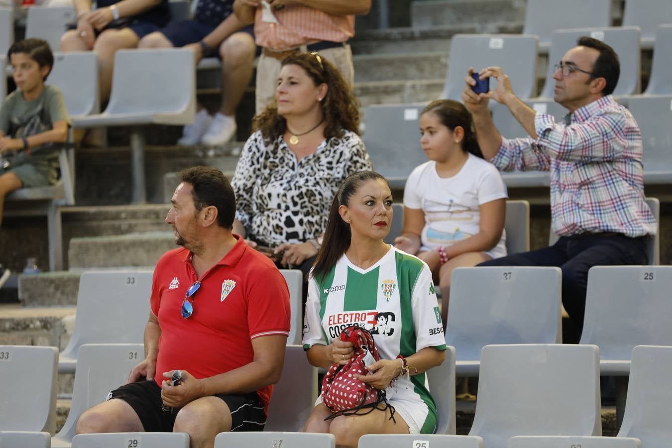 La grada del Córdoba-Tenerife, en imágenes