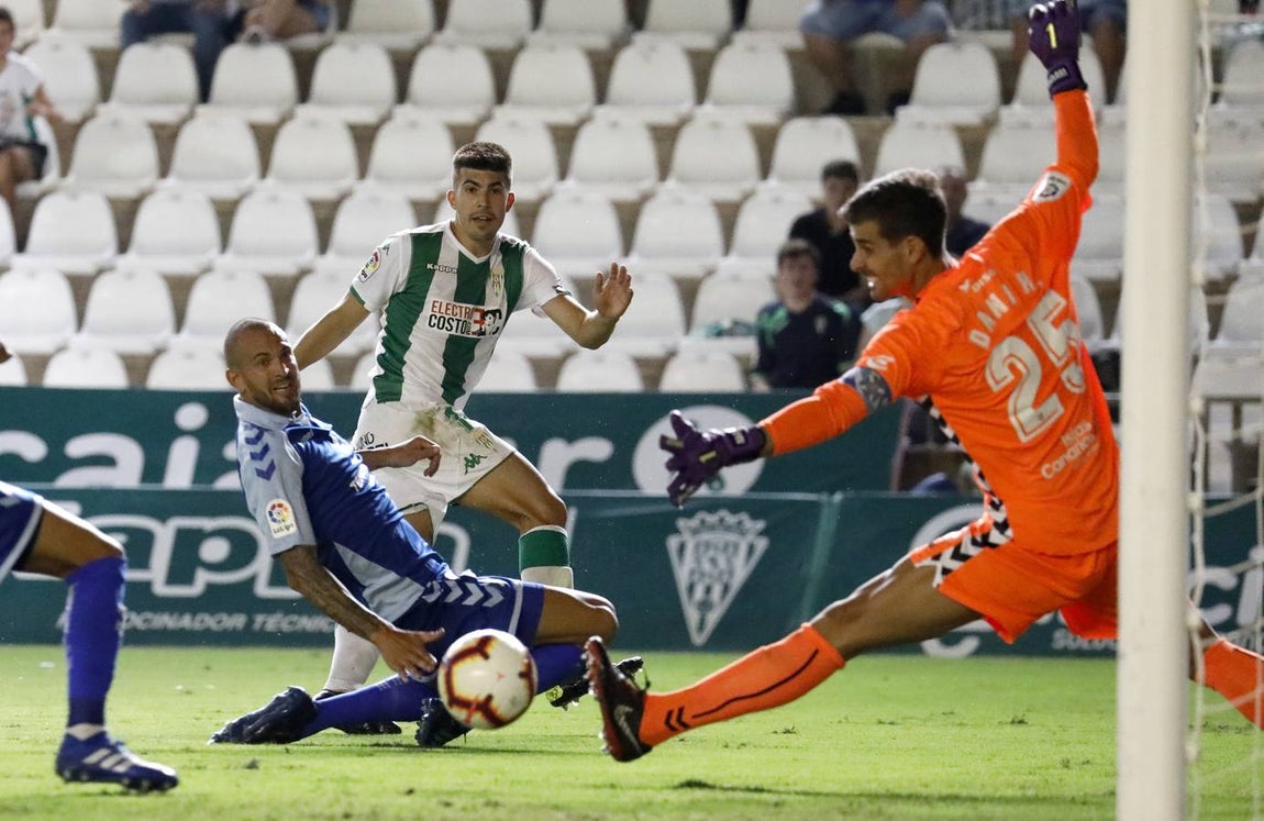 Las mejores jugadas del Córdoba-Tenerife, en imágenes