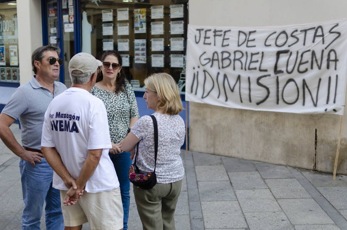 Los vecinos de Huelva se manifiestan para pedir arena para sus playas