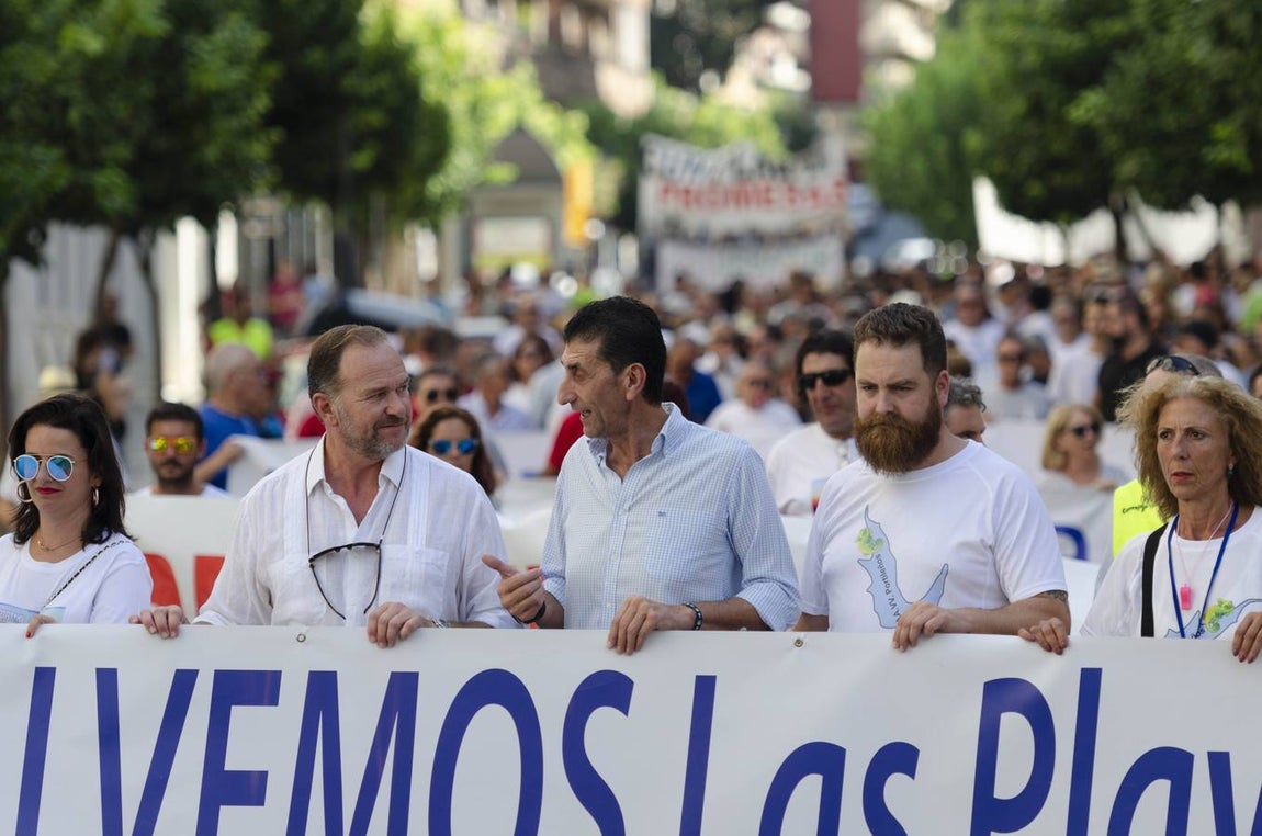Los vecinos de Huelva se manifiestan para pedir arena para sus playas