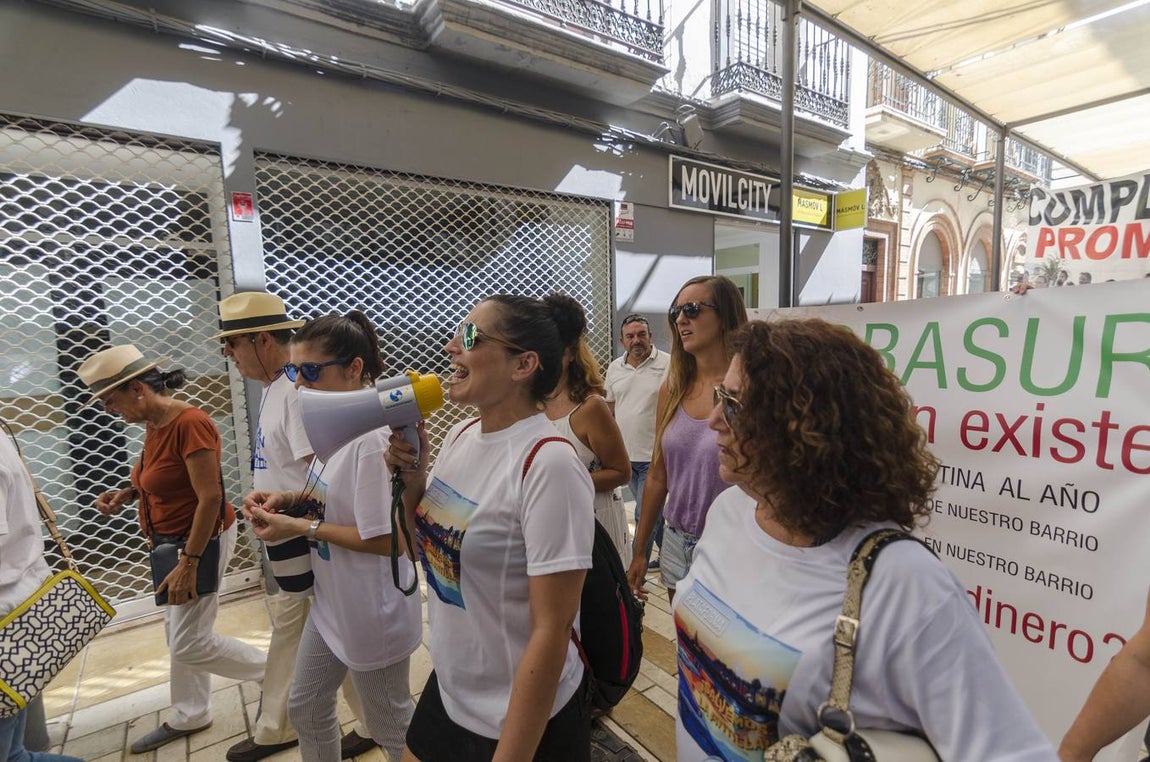 Los vecinos de Huelva se manifiestan para pedir arena para sus playas