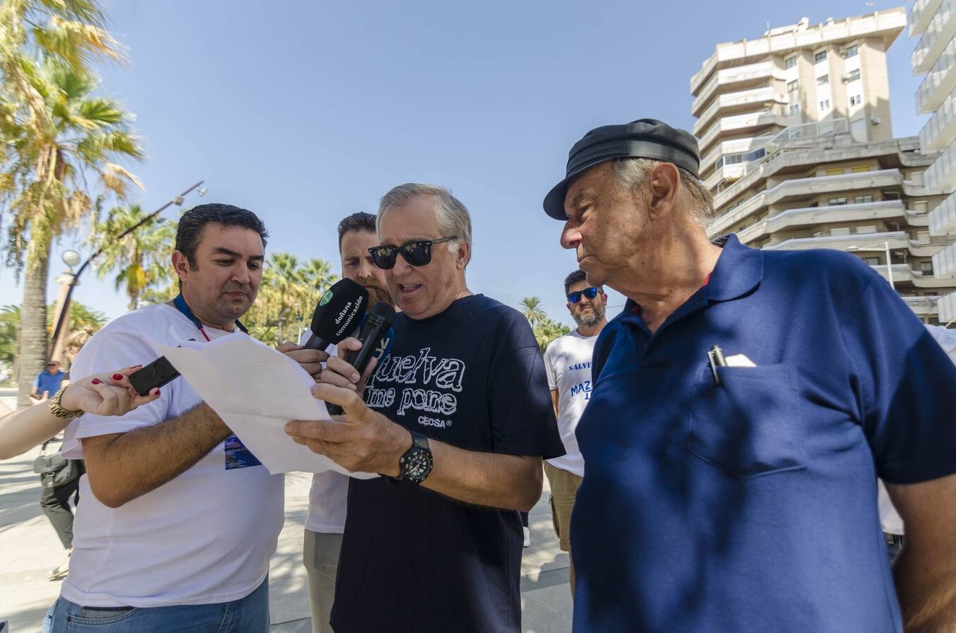 Los vecinos de Huelva se manifiestan para pedir arena para sus playas