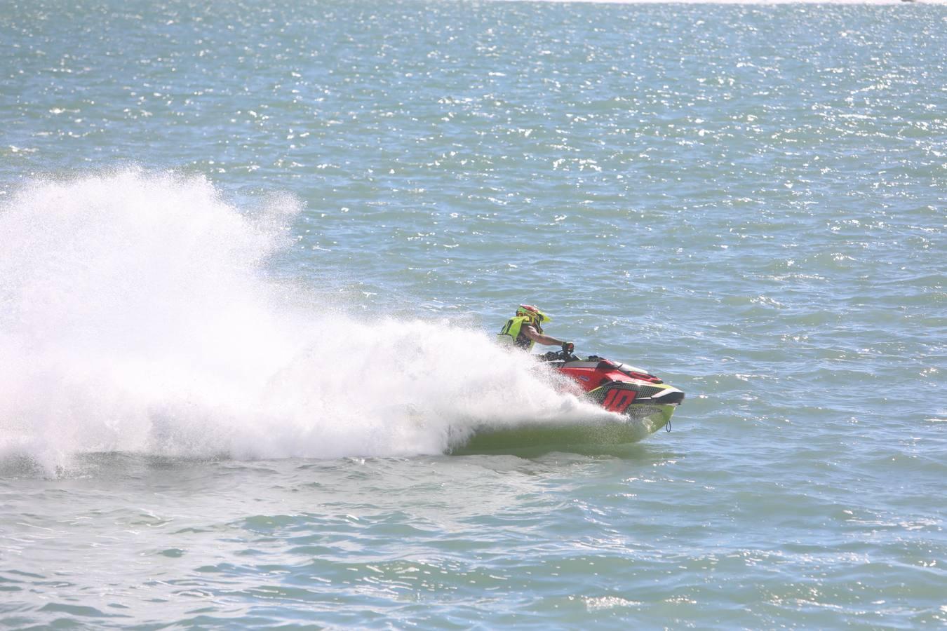 (FOTOS) Espectáculo de motos acuáticas en la Bahía de Cádiz