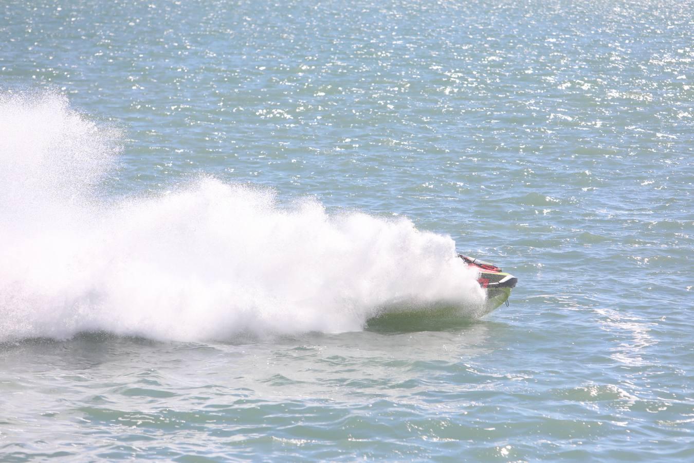 (FOTOS) Espectáculo de motos acuáticas en la Bahía de Cádiz