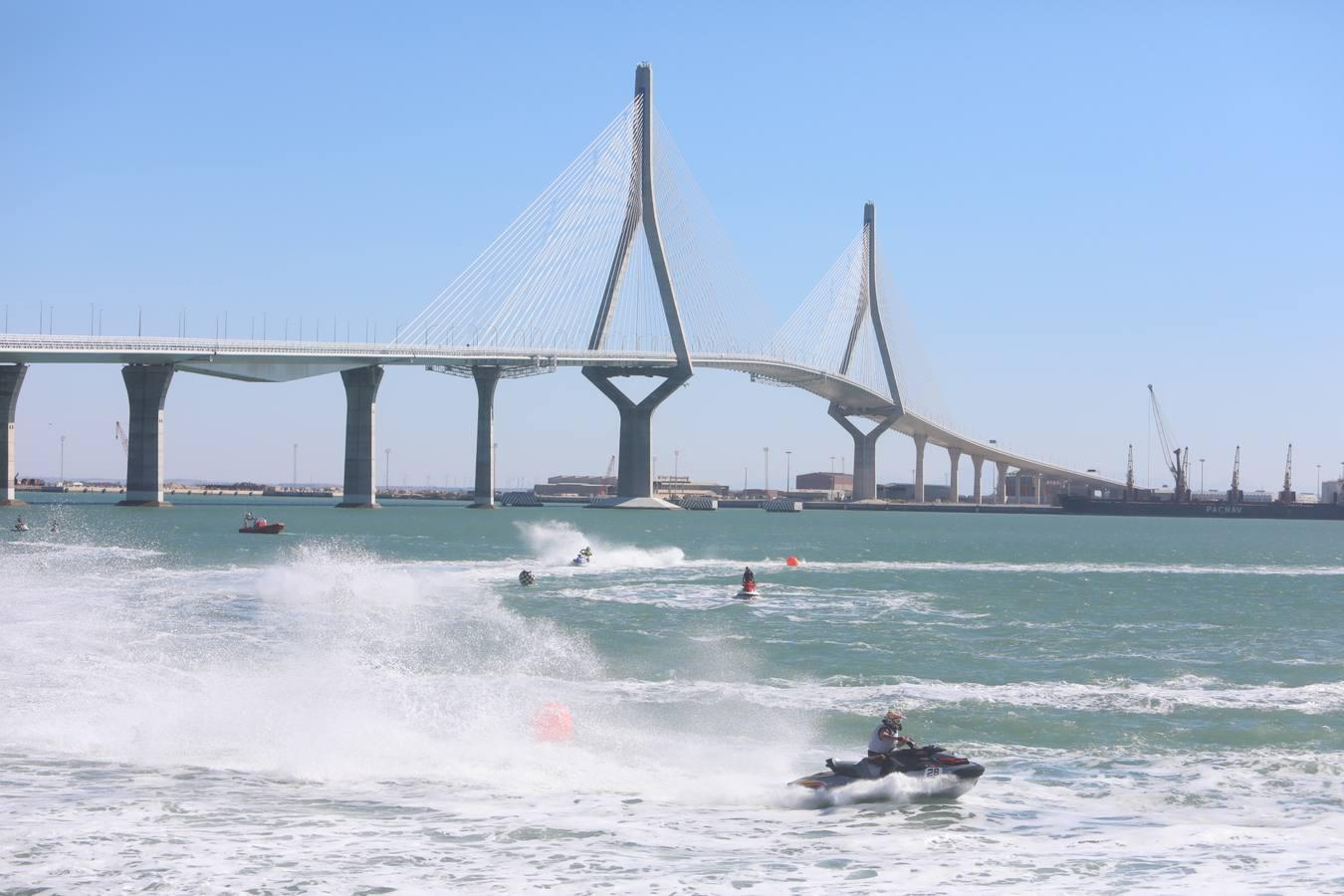 (FOTOS) Espectáculo de motos acuáticas en la Bahía de Cádiz