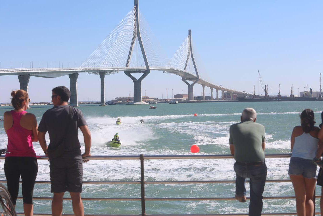 (FOTOS) Espectáculo de motos acuáticas en la Bahía de Cádiz