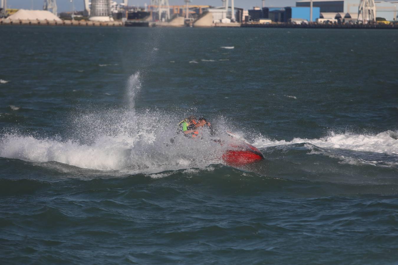 (FOTOS) Espectáculo de motos acuáticas en la Bahía de Cádiz