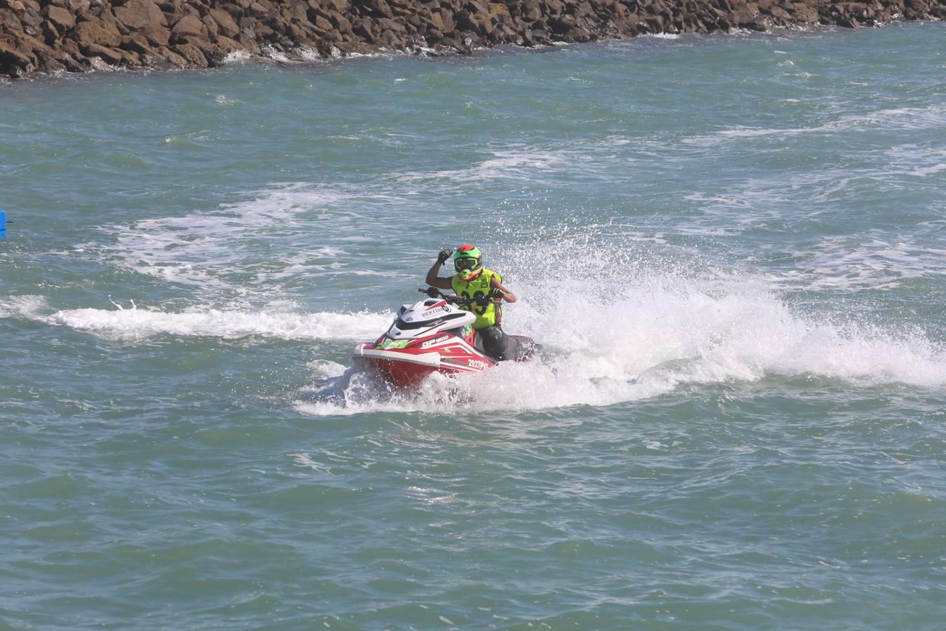 (FOTOS) Espectáculo de motos acuáticas en la Bahía de Cádiz