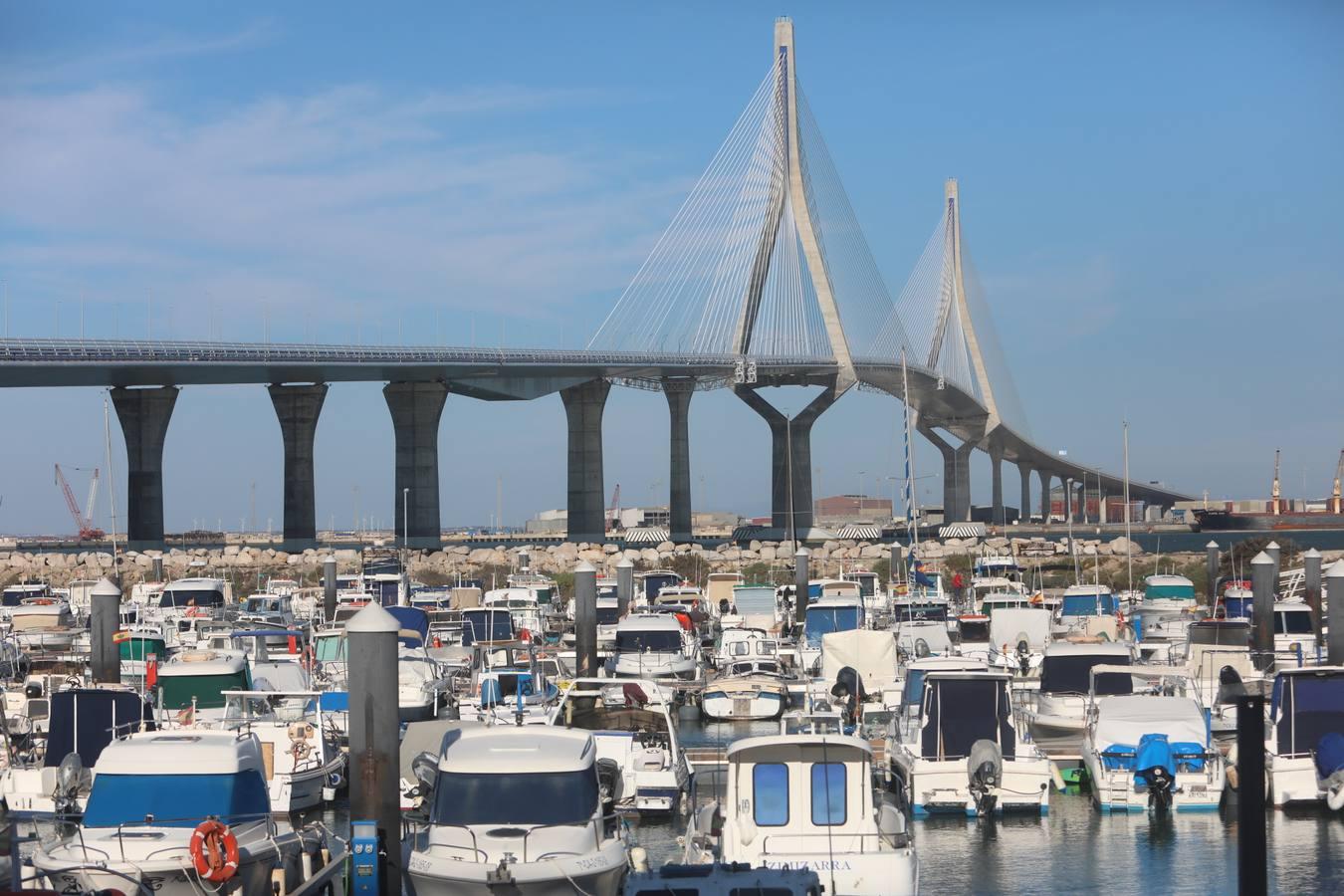 (FOTOS) Espectáculo de motos acuáticas en la Bahía de Cádiz