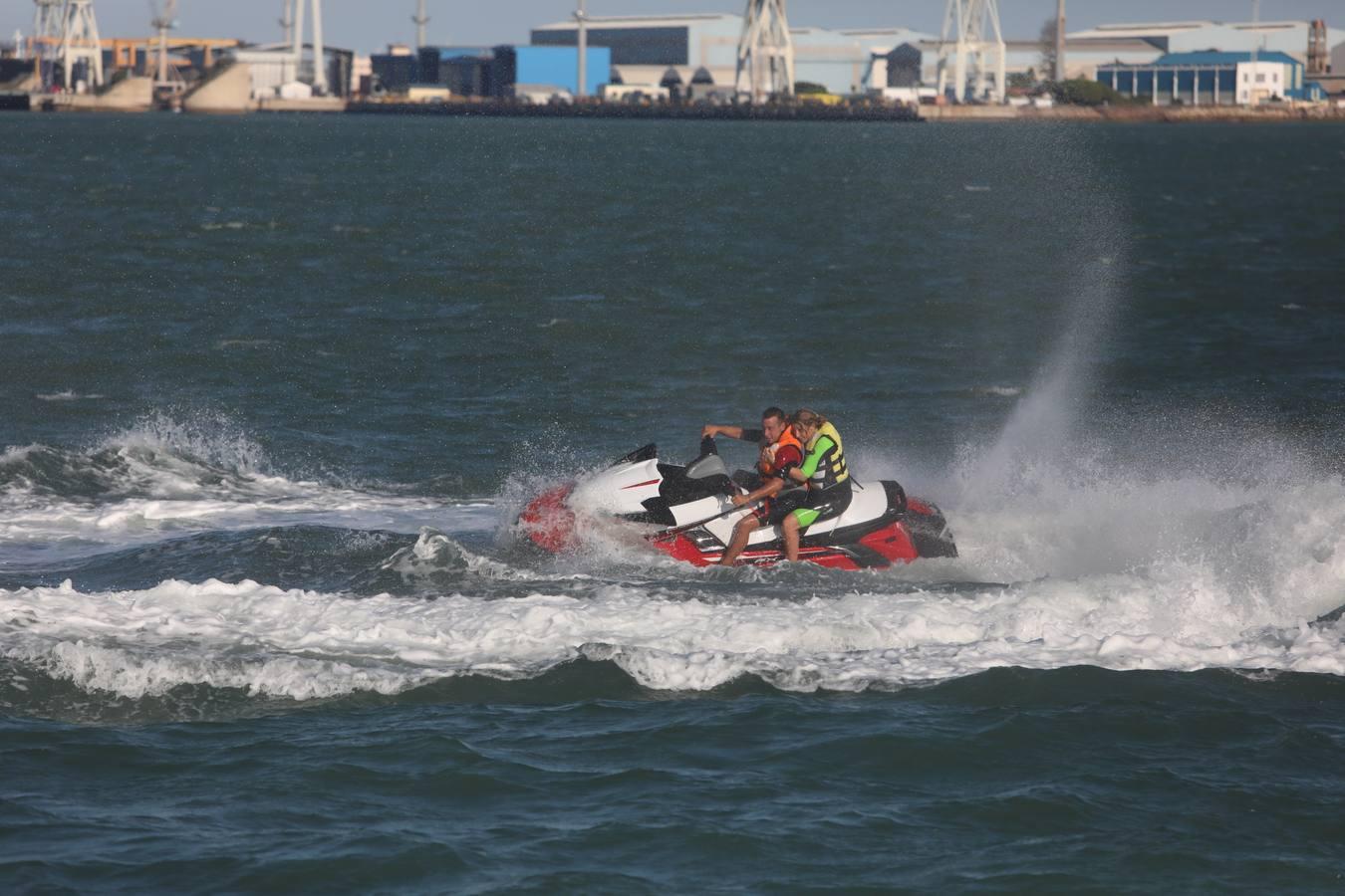 (FOTOS) Espectáculo de motos acuáticas en la Bahía de Cádiz