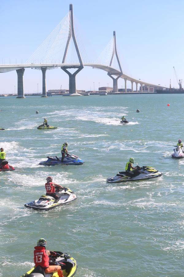 (FOTOS) Espectáculo de motos acuáticas en la Bahía de Cádiz