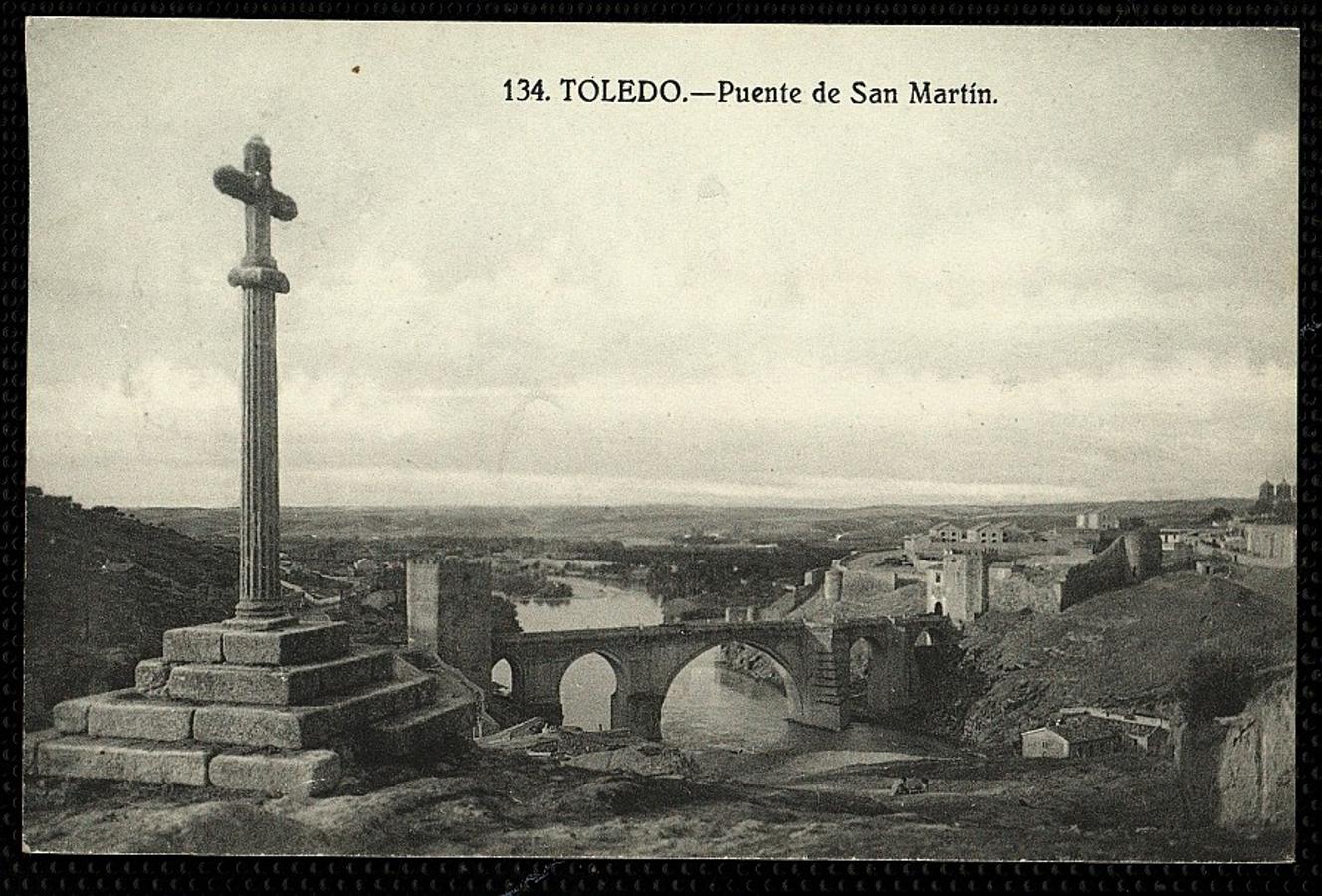 Humilladero de Gutiérrez Tello y puente de San Martín. Postal de Grafos hacia 1929. Archivo Municipal de Toledo. 