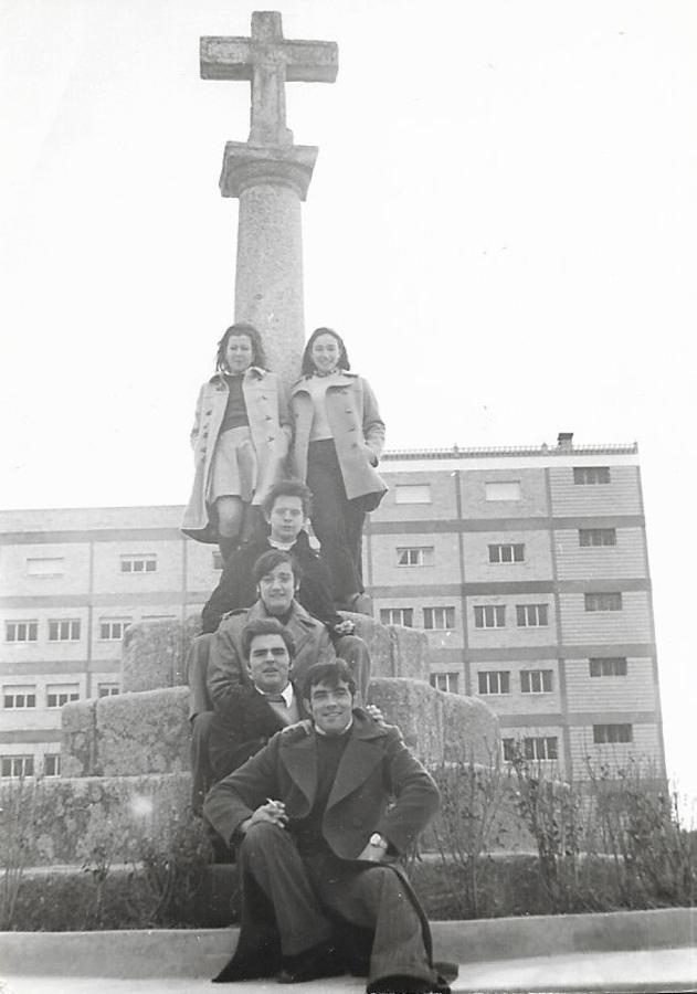 Grupo de jóvenes, hacia 1970, en el crucero integrado en el patio del Colegio Mayol visible detrás. Foto. Col. Luis Alba. 