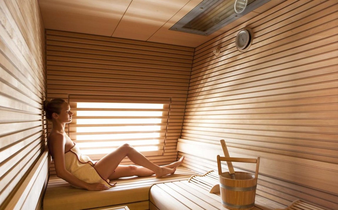 Quite Essential. El zafiro MYS despierta también gran expectación, se trata de un programa VIP de visitas y está reservado a la clientela más adinerada del show