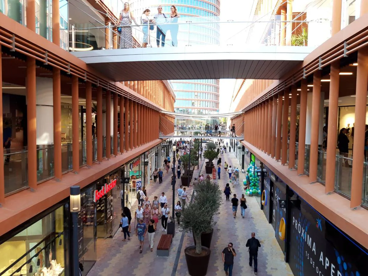 En imágenes: la apertura del centro comercial Torre Sevilla y la nueva tienda Primark