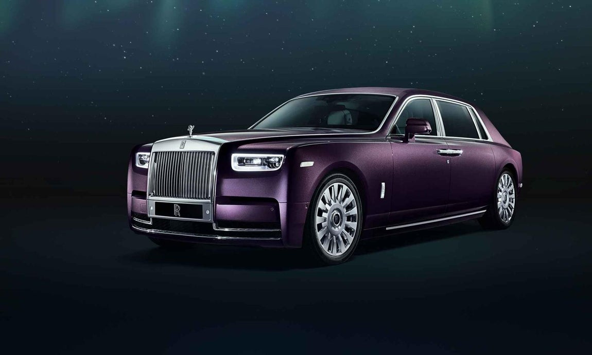 Rolls-Royce Phantom Extended Wheelbase. Si pensamos en una marca de automóviles que represente la elegancia y el buen gusto, problablemente nos venga a la cabeza Rolls-Royce. Si además pensamos en su modelo más emblemático, el Phantom será, sin duda, la respuesta. Y, precisamente, este año está de estreno con la nueva generación, la VIII, de esta lujosa limusina, que cuenta además con una versión con mayor distancia entre ejes (unos 20 cm más): Phantom Extended Wheelbase.En total, este modelo mide casi 6 metros de largo y cuenta con un motor V12 con doble turbocompresor de 6,75 litros, que ofrece una potencia de 563 caballos. Hablar de su interior es más complicado, ya que la marca ofrece la posibilidad de personalizarlo a gusto del cliente, que puede elegir desde el tapizado y los acabados, hasta los servicios que desee incorporar