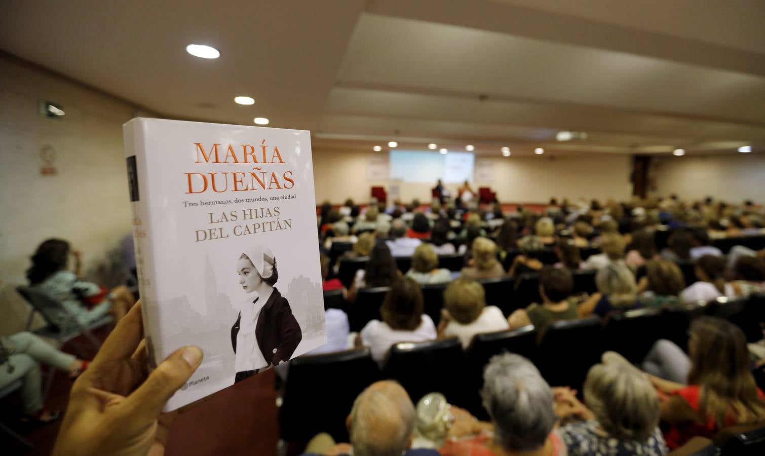 La presencia de María Dueñas en el Foro Cultural de ABC, en imágenes