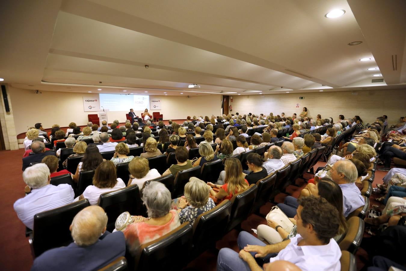 La presencia de María Dueñas en el Foro Cultural de ABC, en imágenes