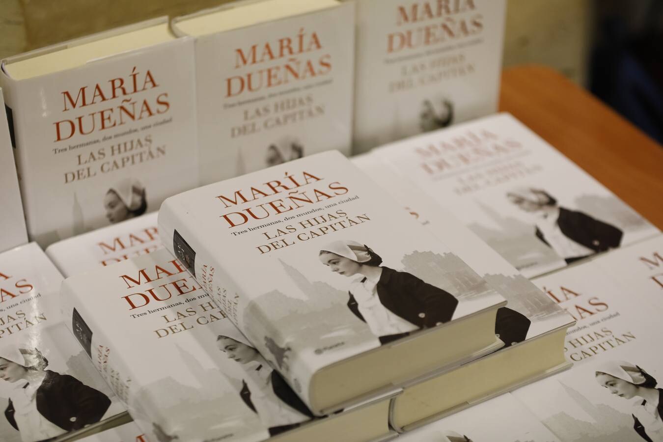 La presencia de María Dueñas en el Foro Cultural de ABC, en imágenes