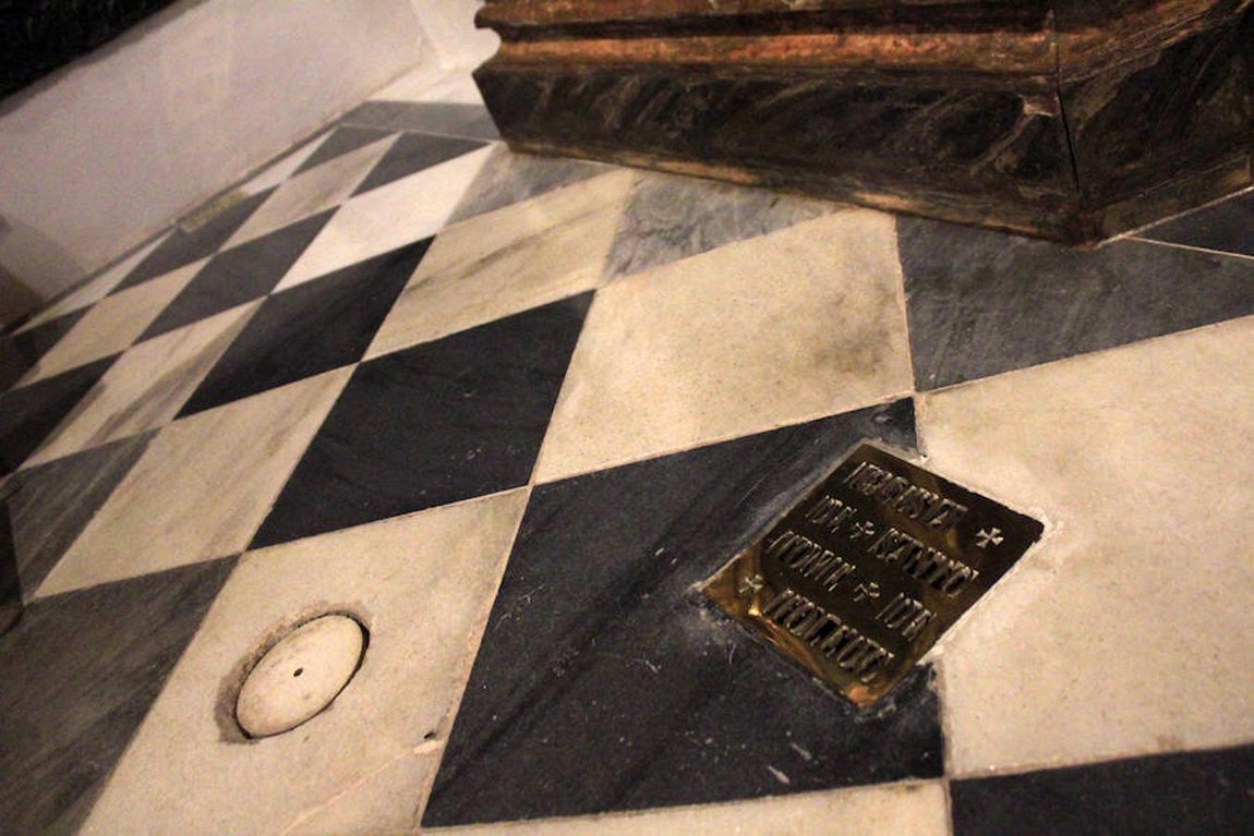 Orificio para controlar las termitas y placa de acceso a la cámara bufa. 