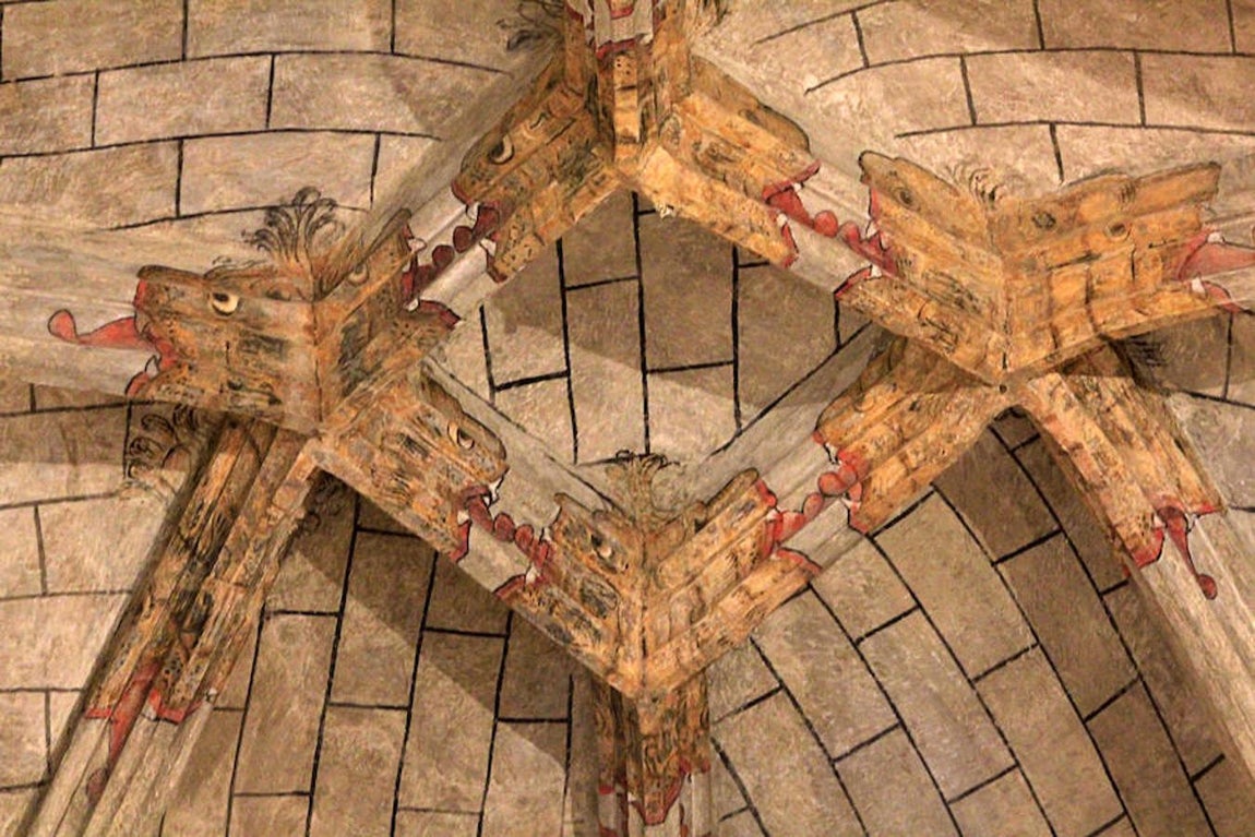 Leones con las fauces abiertas. 