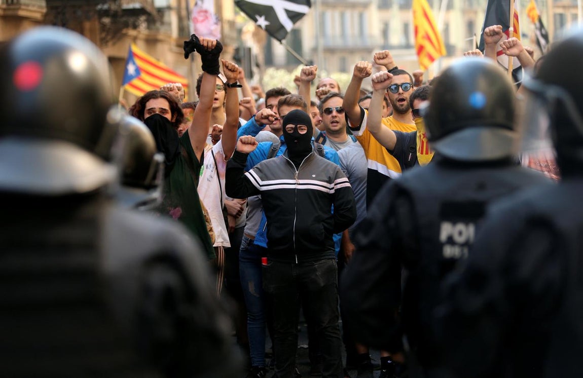 Los Mossos cargan contra los independentistas al término de manifestación de Jusapol