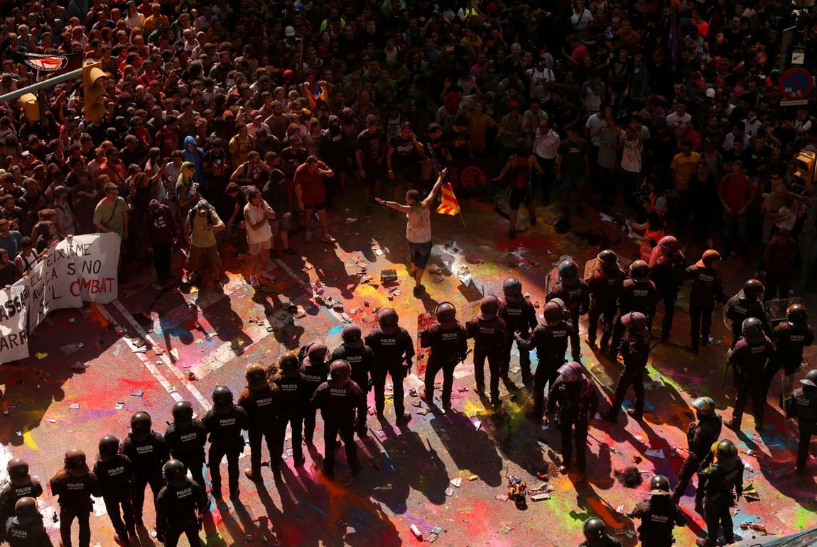 Los Mossos cargan contra los independentistas al término de manifestación de Jusapol