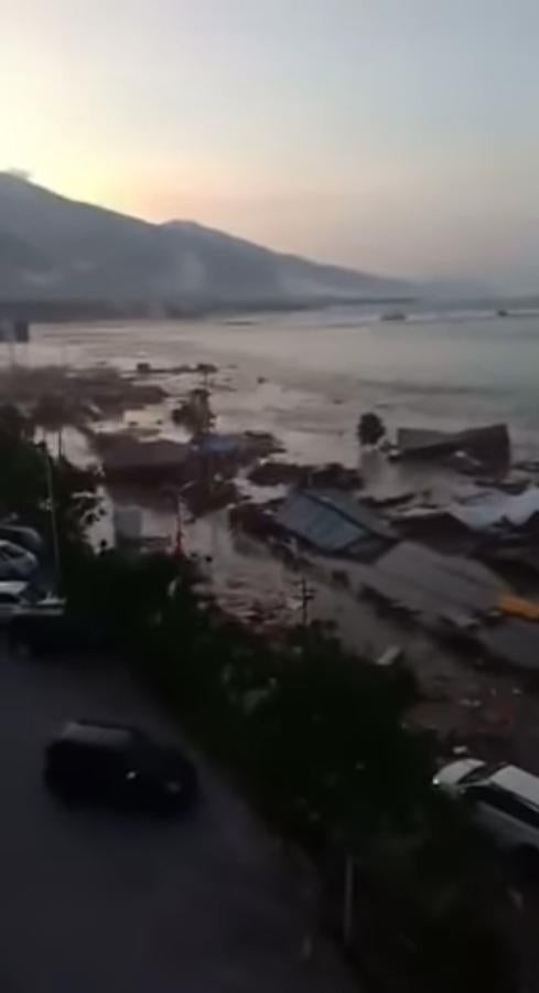 Las impactantes imágenes de la destrucción que ha ocasionado un tsunami en Indonesia