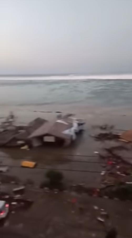 Las impactantes imágenes de la destrucción que ha ocasionado un tsunami en Indonesia