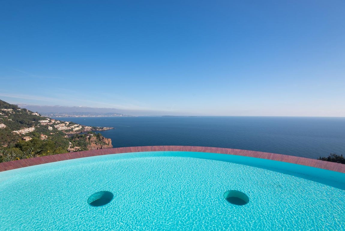 Hedonista. Cuando vivía Pierre Cardín se hicieron públicas numerosas fotos de las fiestas que celebró en la mansión donde posaban modelos, actores y representantes de la farándula