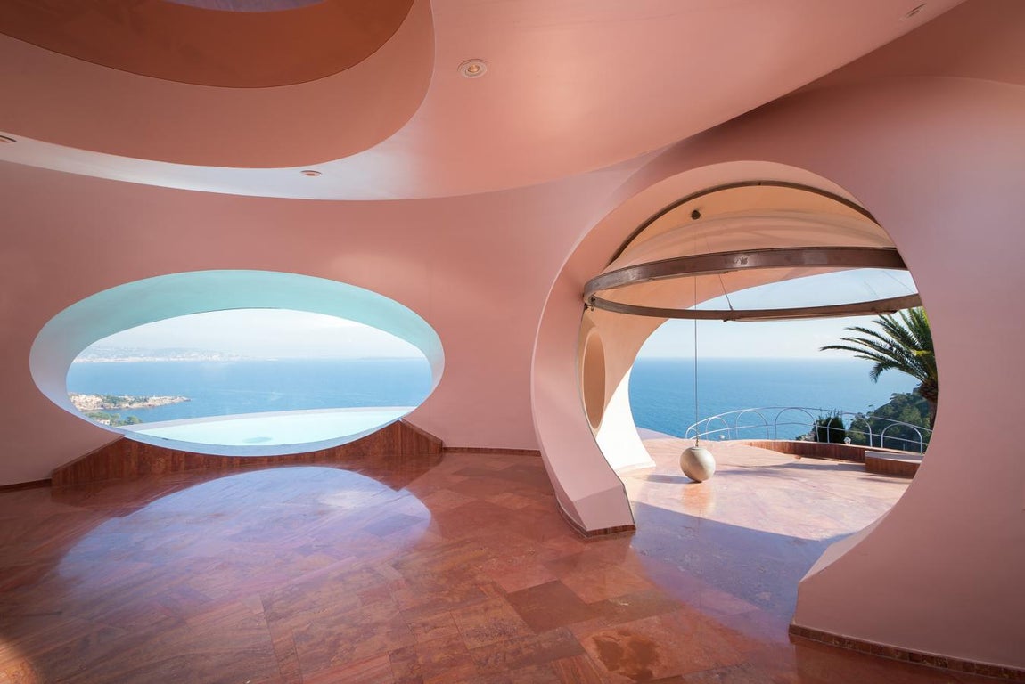 Alquiler y venta. El Palais Bulles está actualmente a la venta por la cuantiosa suma de 300 millones. También se alquila por vacaciones, cada huésped deberá pagar unos 800 euros por noche. Si alguna, como lo hizo Dior, deseara organizar un evento en sus instalaciones, podrá hacerlo previo pago de 8.759 libras (9.840 euros)
