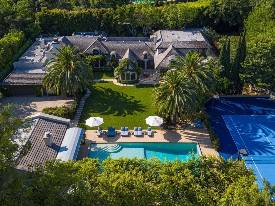 Sunset Boulevard. La mansión está en Sunset Boulevard, la zona más exclusiva de Beverly Hills donde viven estrellas de la talla de Leonardo Dicaprio o Keanu Reeves