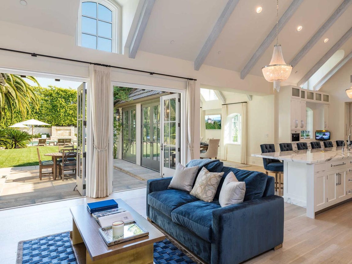 Espaciosa. En sus 550 metros cuadrados caben ocho dormitorios, catorce baños, dos salones y una sala de televisión, bar, teatro, gimnasio y dos cocinas además de las dos casas de invitados aisladas del complejo principal