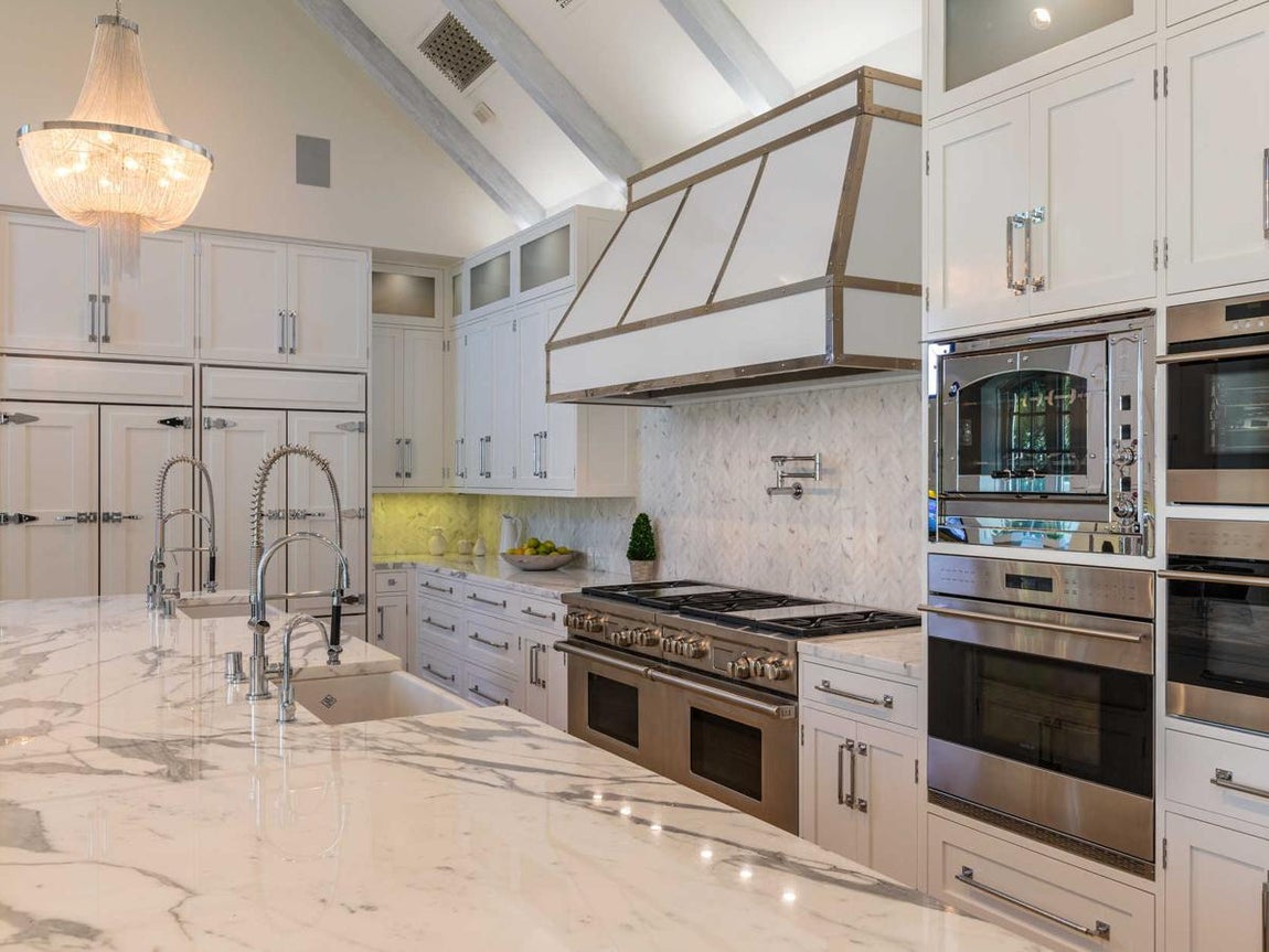 Cocina del chef. Este lugar tiene un mobiliario práctico y de acabados de calidad con electrodomésticos de alta gama y una enorme isla central de mármol. En la mansión hay,además, una segunda cocina