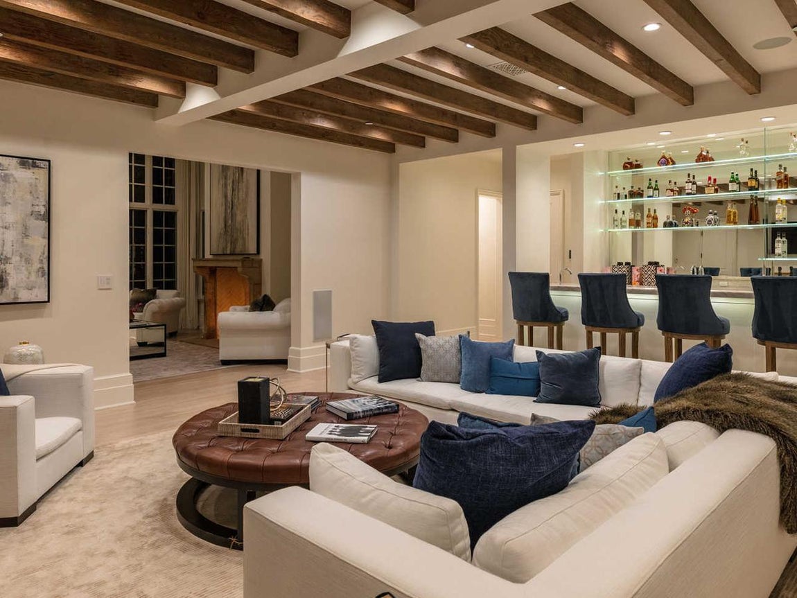 Bar. El bar comunica con el salón principal. Tiene vigas vista, sofás de piel y una enorme barra