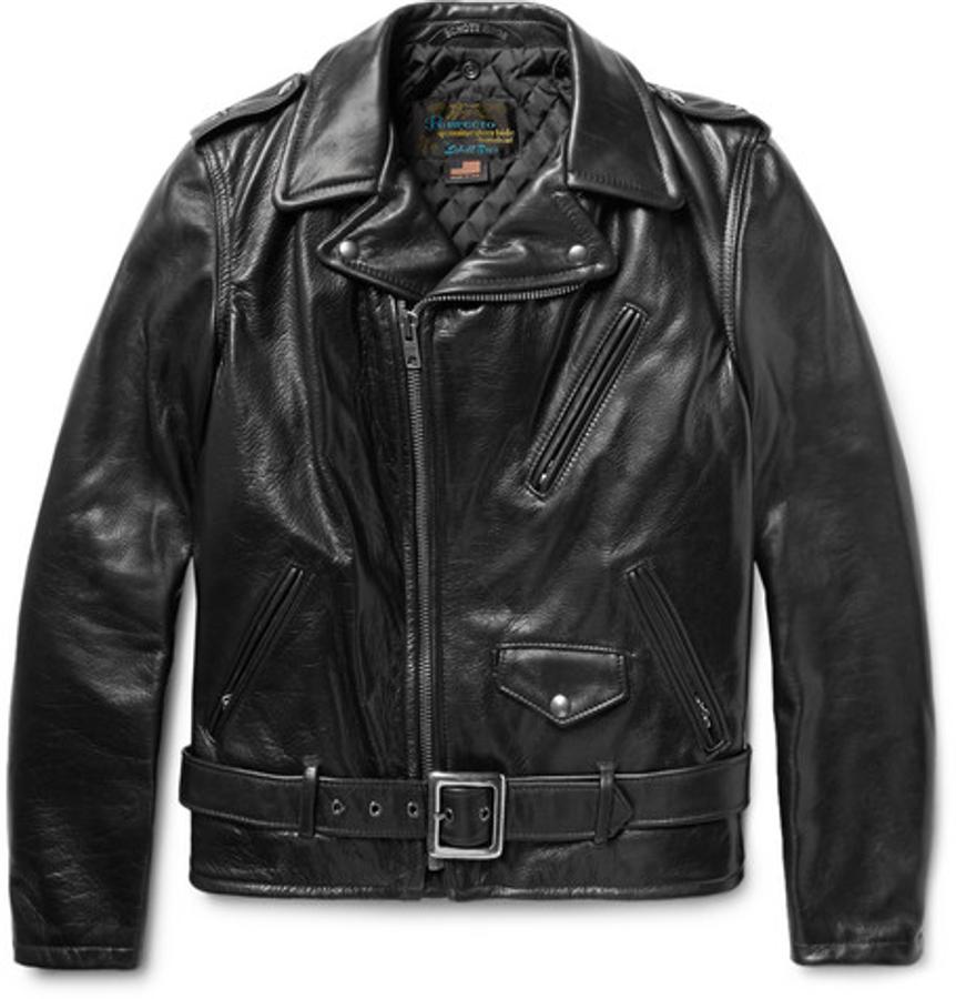 Chaqueta de cuero, de Schott. Schott, firma que dio nombre a la biker Perfecto que es como se conoce de forma generalizada a este diseño atemporal, peopone este modelo que cumple de los pies a la cabeza todas las características que debe tener una chaqueta de motorista clásica. Precio: 880 euros.