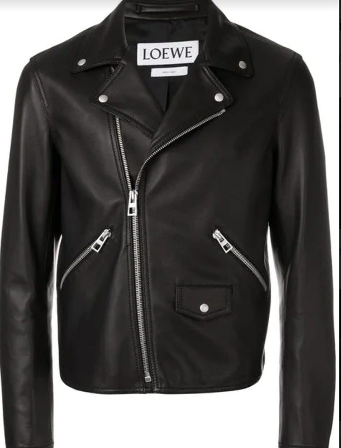 Chaqueta de cuero, de Loewe. Este diseño de la marca española cuenta con bolsillos delanteros con cremallera y detalles rematados en tono plateado. La solapa clásico es una seña de identidad inconfundible de esta prenda atemporal. Precio: 3200 euros.